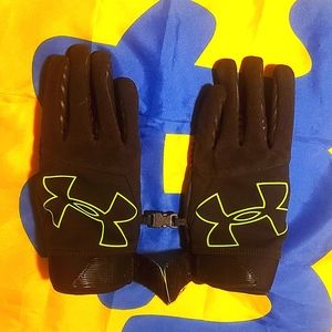 Boy's Under Armour insulated athletic gloves with grip